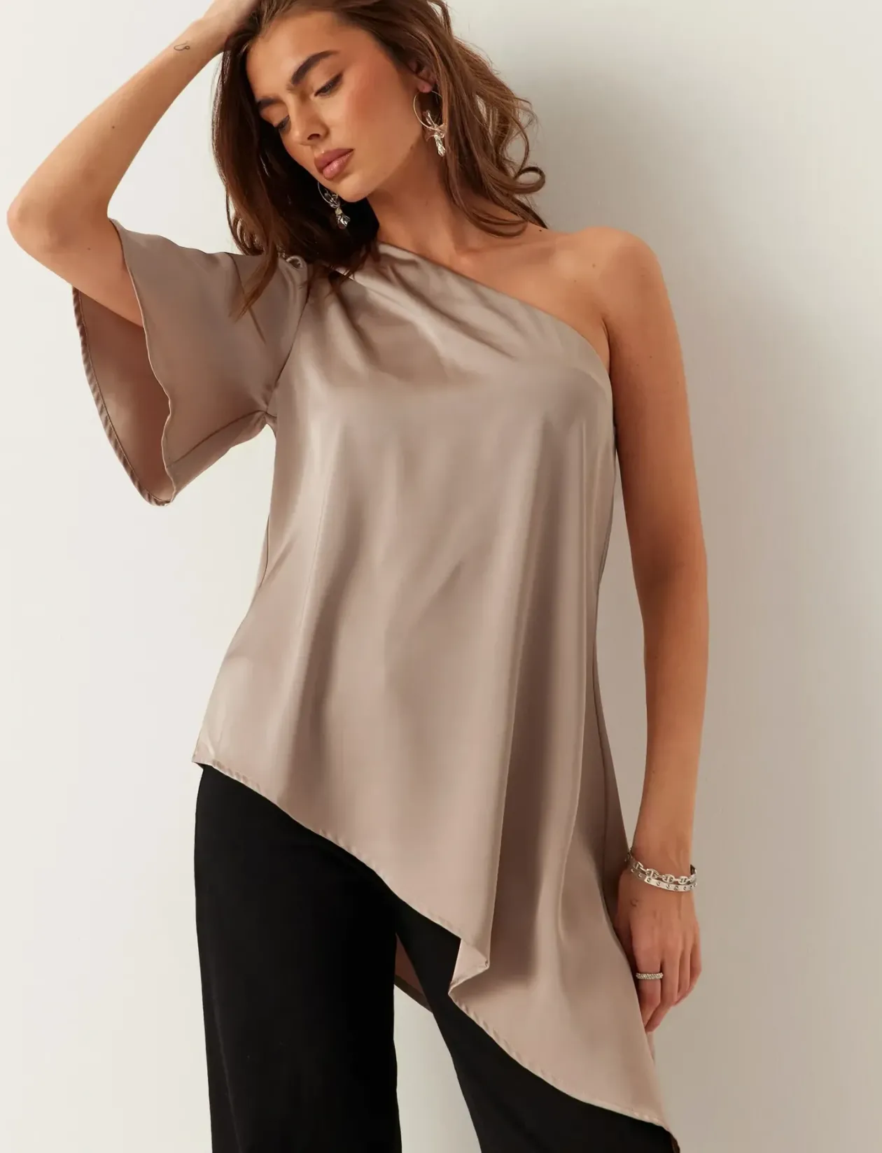 Asymmetric Satin Blouse - Kortærmede bluser