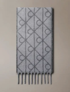 EMBLEM AOP BRUSHED HW SCARF - Halstørklæder