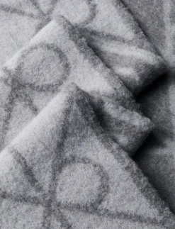 EMBLEM AOP BRUSHED HW SCARF - Halstørklæder