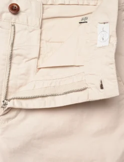 LIGHTWEIGHT CHINO SHORTS - Shorts