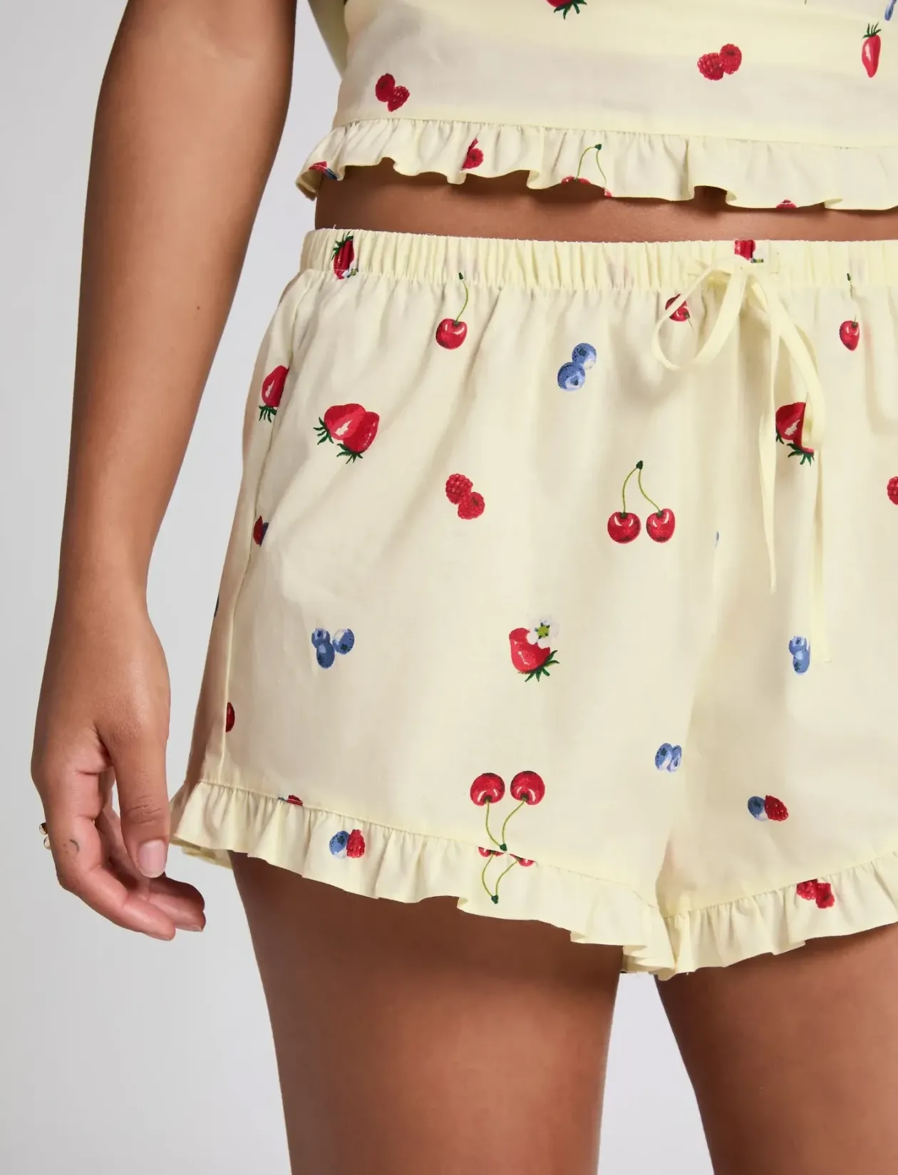 SHORT WOVEN RUFFLE FRUIT - Casual shorts